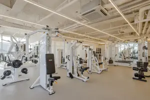 자연광 가득한 화이트톤 오픈형 피트니스센터